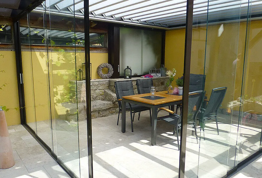 Verglasung als Wetterschutz für die Terrasse