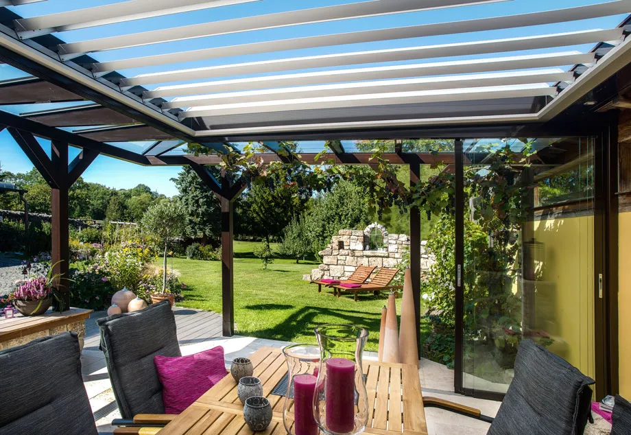 Gemütliche überdachte Terrasse mit Drehlamellen-Dach